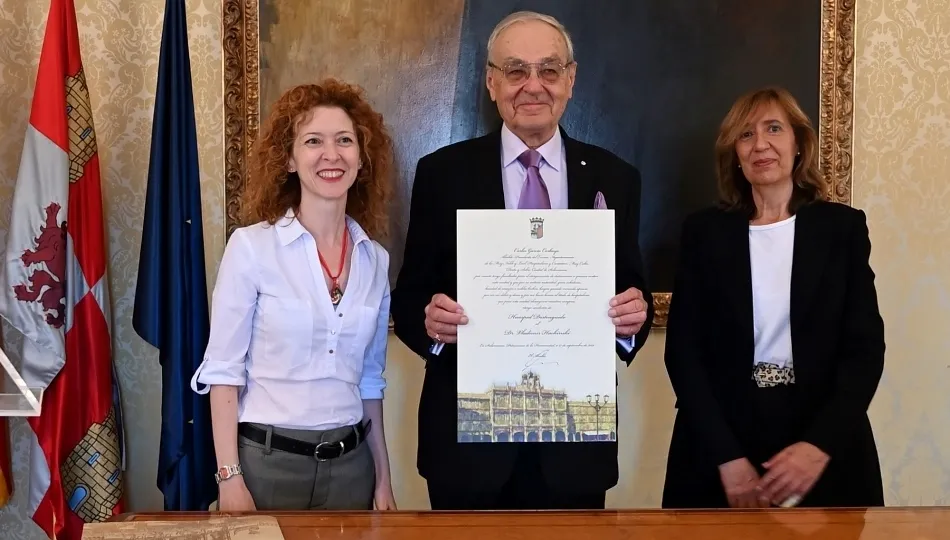El neurólogo Vladimir Hachinski con el título que le reconoce como Huésped Distinguido de Salamanca