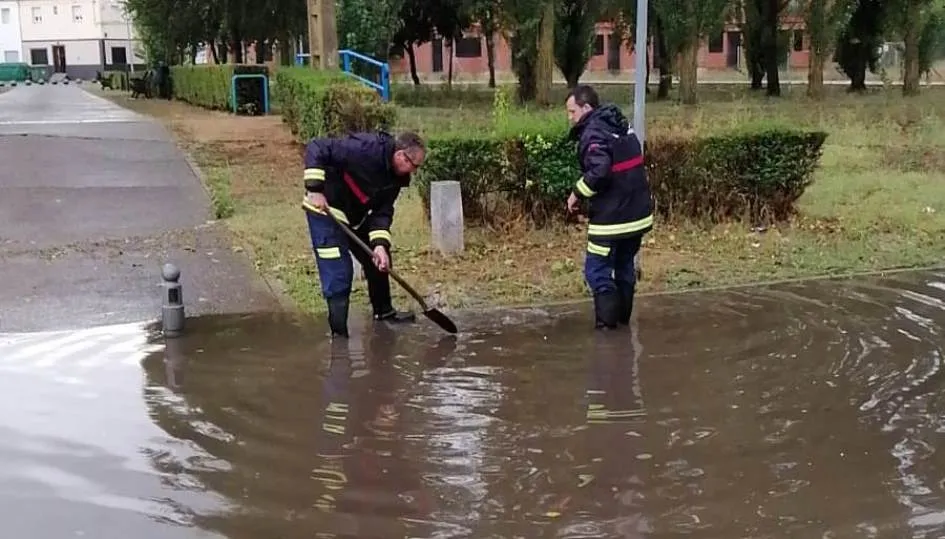 Tareas de limpieza en Ciudad Rodrigo, tras la granizada del martes
