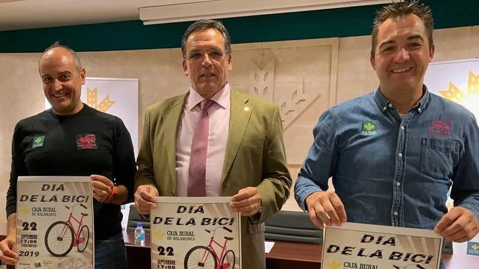 Foto de la familia de la presentación del acto / TWITTER