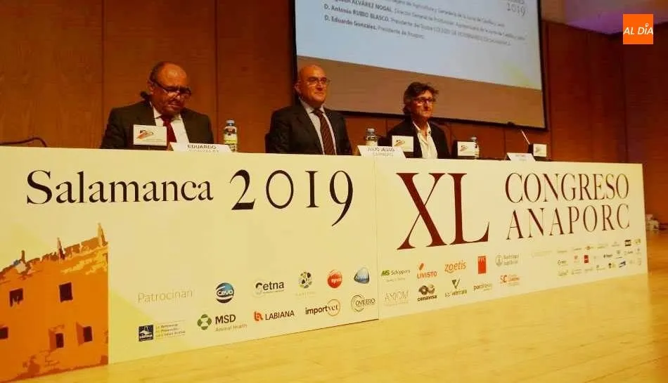 El consejero de Agricultura, Ganadería y Desarrollo Rural, Jesús Julio Carnero, en la inauguración del XL Congreso de Anaporc, en Salamanca. Foto de Lydia González