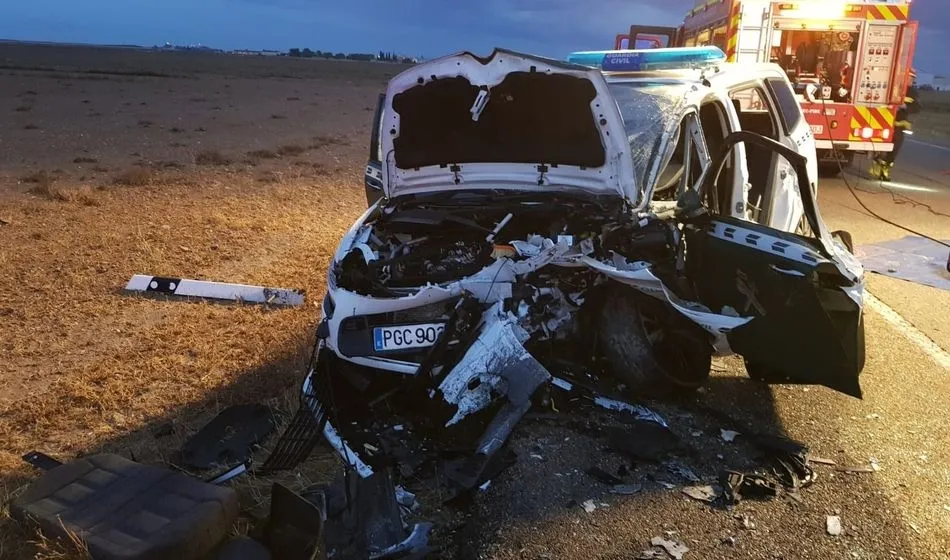 Dos guardias civiles y una mujer heridos en un choque frontal entre un coche patrulla y un turismo  