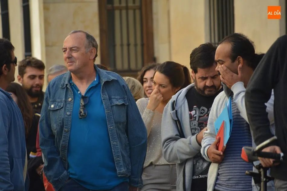Foto 7 - Colas en la calle Silencio por las pruebas para ser figurantes en una pel&iacute;cula