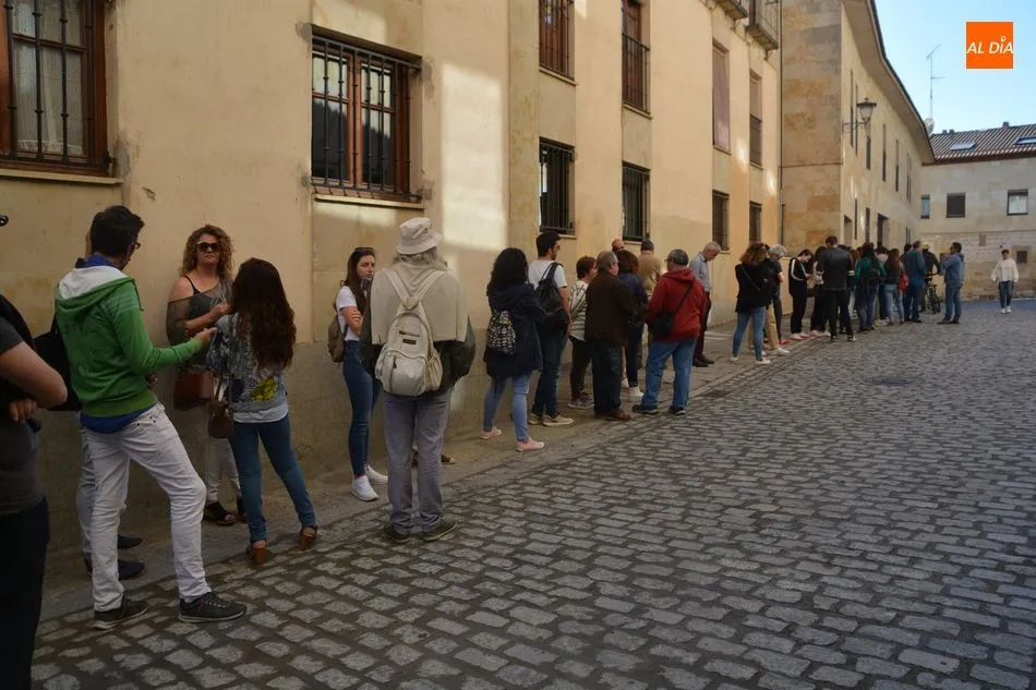 Foto 6 - Colas en la calle Silencio por las pruebas para ser figurantes en una pel&iacute;cula