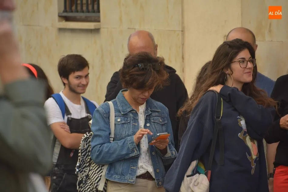 Foto 5 - Colas en la calle Silencio por las pruebas para ser figurantes en una pel&iacute;cula