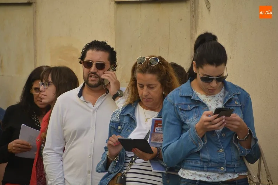 Foto 4 - Colas en la calle Silencio por las pruebas para ser figurantes en una pel&iacute;cula