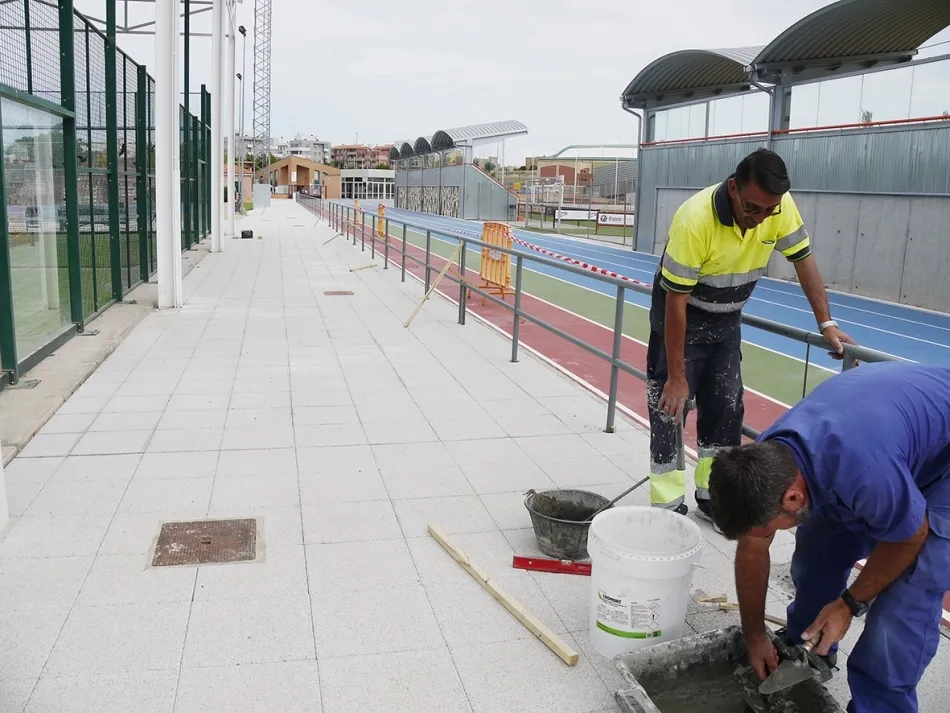 Foto 2 - Carbajosa mejora el Complejo Deportivo con una barandilla perimetral a la pista de atletismo