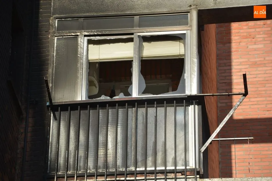 Foto 7 - Un bloque de viviendas de El Encinar, incendiado por las chispas de una radial