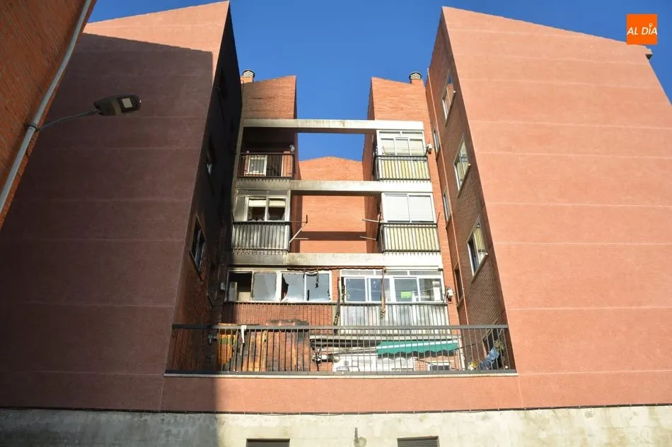 Foto 6 - Un bloque de viviendas de El Encinar, incendiado por las chispas de una radial