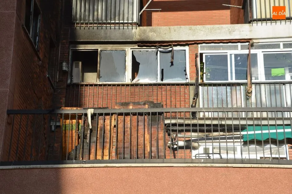 Foto 5 - Un bloque de viviendas de El Encinar, incendiado por las chispas de una radial