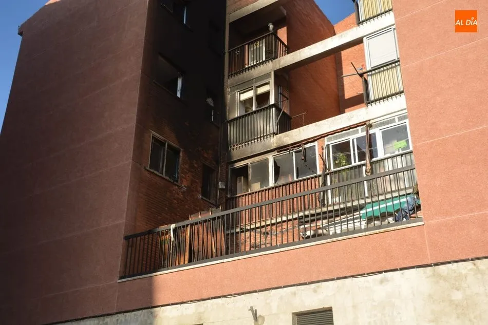 Foto 4 - Un bloque de viviendas de El Encinar, incendiado por las chispas de una radial