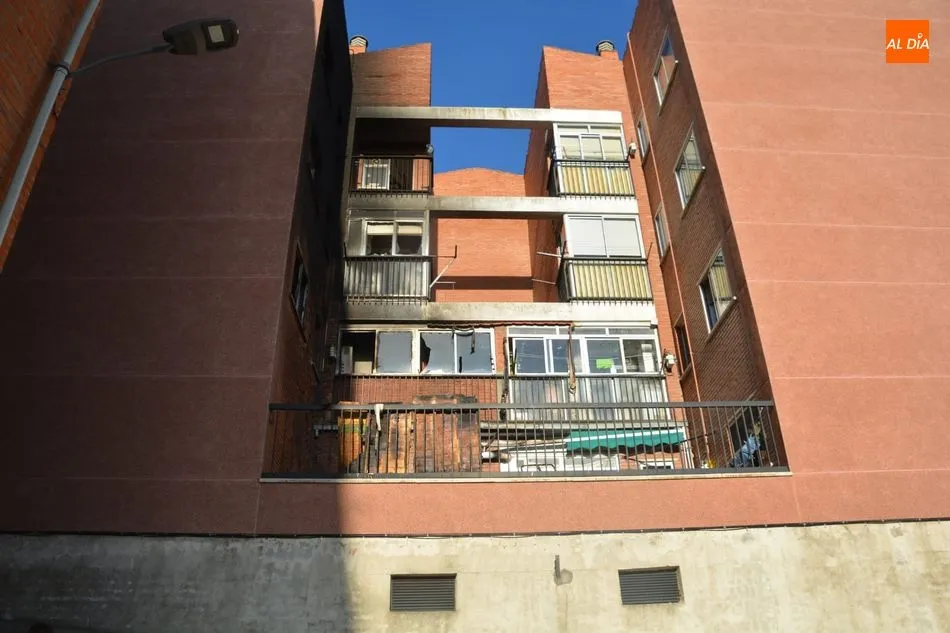Foto 2 - Un bloque de viviendas de El Encinar, incendiado por las chispas de una radial