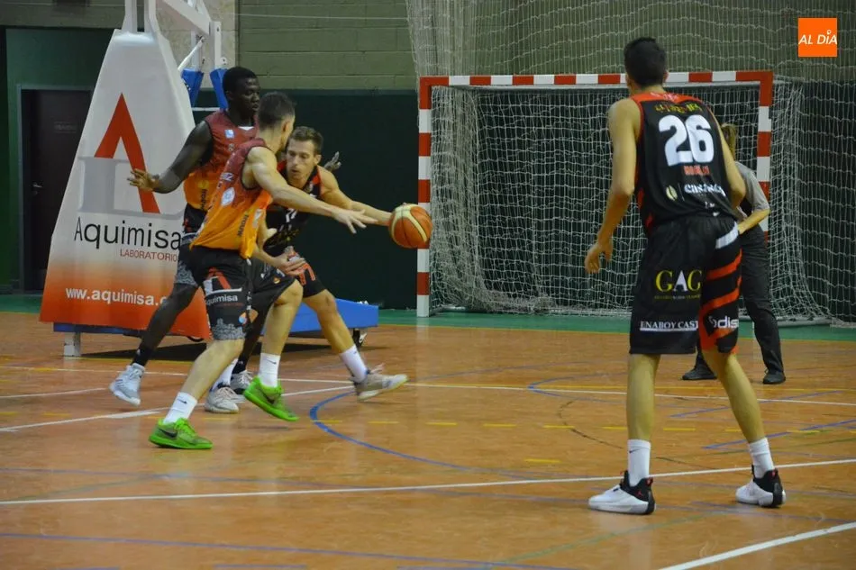 Foto 10 - El Aquimisa Carbajosa se lleva de paliza el derbi ante el CB Tormes (84-49)