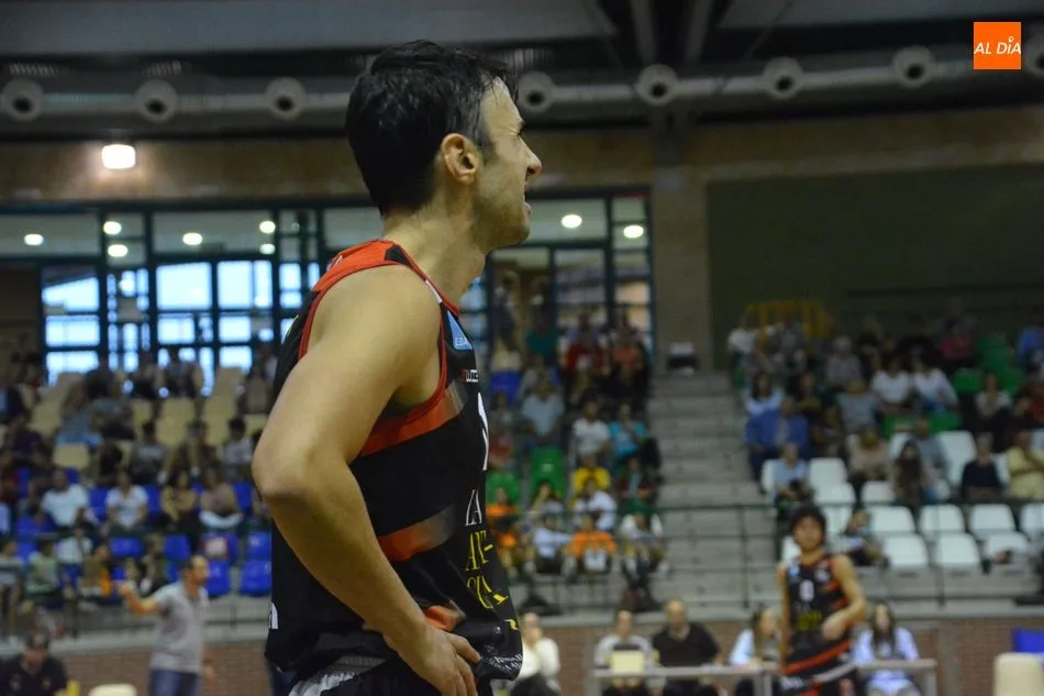 Foto 7 - El Aquimisa Carbajosa se lleva de paliza el derbi ante el CB Tormes (84-49)