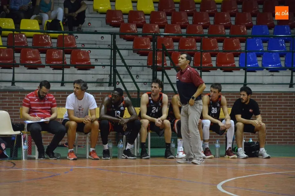 Foto 4 - El Aquimisa Carbajosa se lleva de paliza el derbi ante el CB Tormes (84-49)