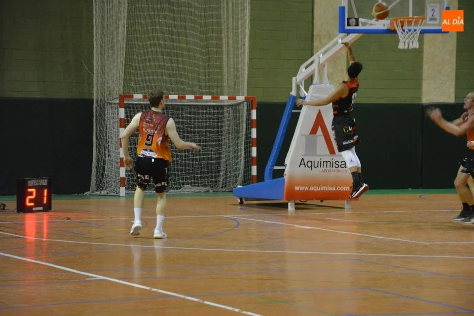 Foto 3 - El Aquimisa Carbajosa se lleva de paliza el derbi ante el CB Tormes (84-49)