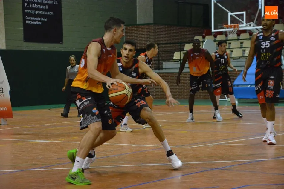 Foto 2 - El Aquimisa Carbajosa se lleva de paliza el derbi ante el CB Tormes (84-49)