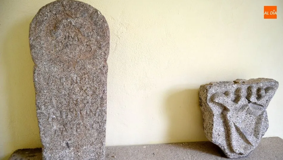 Estela de Valentino junto al escudo del ducado de Béjar en el claustro del Convento de San Francisco de Béjar