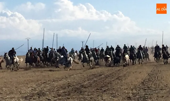 Foto 11 - Multitudinario encierro a caballo en Madrigal para despedir las fiestas en honor al Santo Cristo de ...