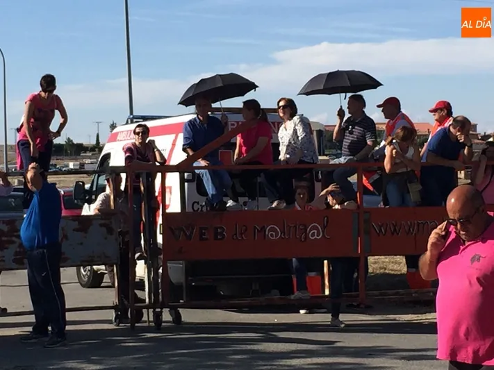 Foto 10 - Multitudinario encierro a caballo en Madrigal para despedir las fiestas en honor al Santo Cristo de ...