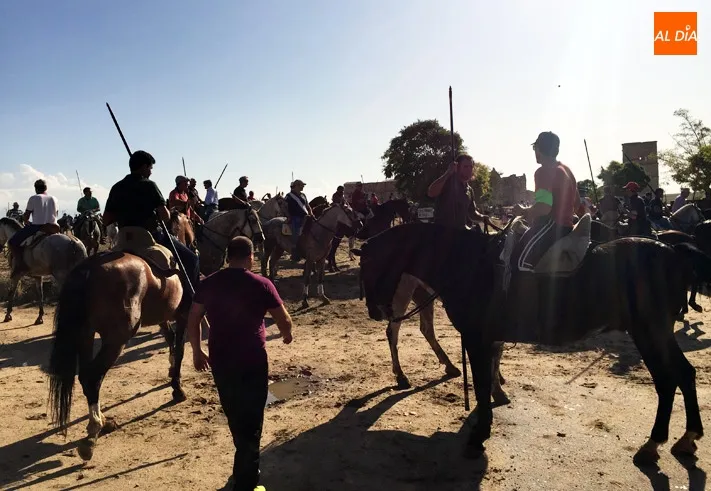 Foto 9 - Multitudinario encierro a caballo en Madrigal para despedir las fiestas en honor al Santo Cristo de ...