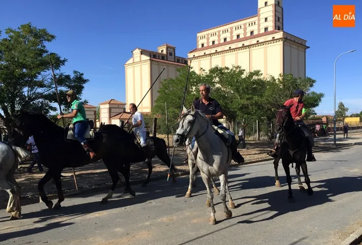 Foto 8 - Multitudinario encierro a caballo en Madrigal para despedir las fiestas en honor al Santo Cristo de ...