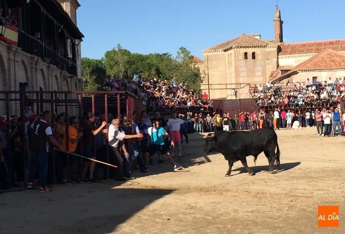 Foto 4 - Multitudinario encierro a caballo en Madrigal para despedir las fiestas en honor al Santo Cristo de ...