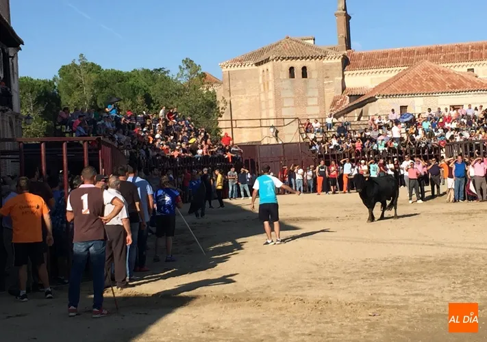 Foto 2 - Multitudinario encierro a caballo en Madrigal para despedir las fiestas en honor al Santo Cristo de ...