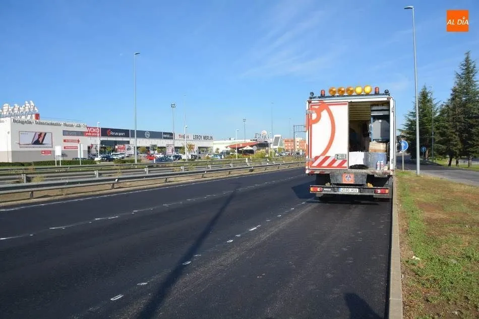 Foto 4 - El Ayuntamiento de Santa Marta inicia las obras de asfaltado de un tramo de la autov&iacute;a A-50