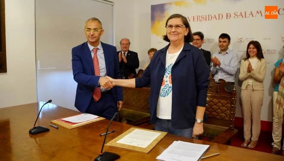 El acuerdo fue rubricado por Ricardo Rivero, rector de la USAL, y Sofía Hernández, coordinadora de OXFAM Intermón. Foto de Lydia González