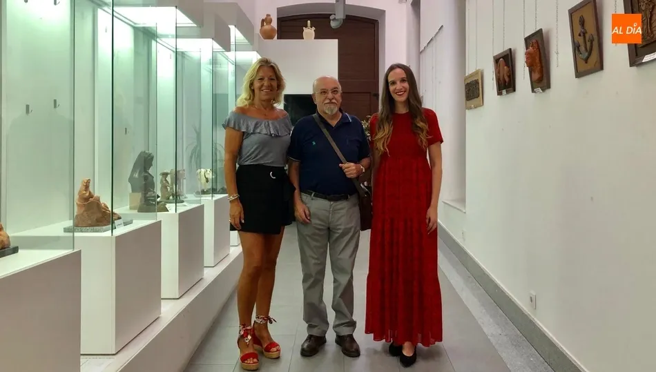 Ángel Pereña con Victoria Rodríguez a la derecha y María Teresa Marcos, responsable de la oficina de turismo