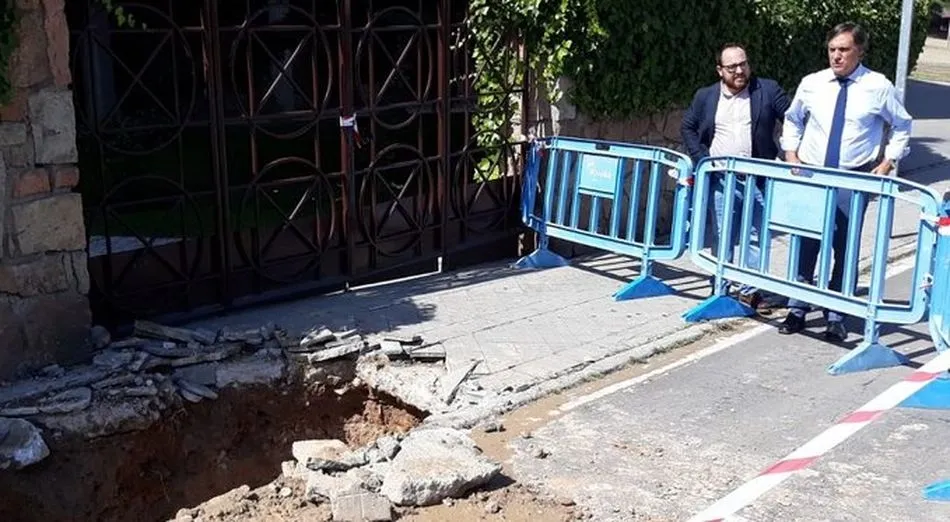 Carlos García Carbayo, junto al edil Daniel Llanos, en su visita a la calle Joaquín Rodrigo