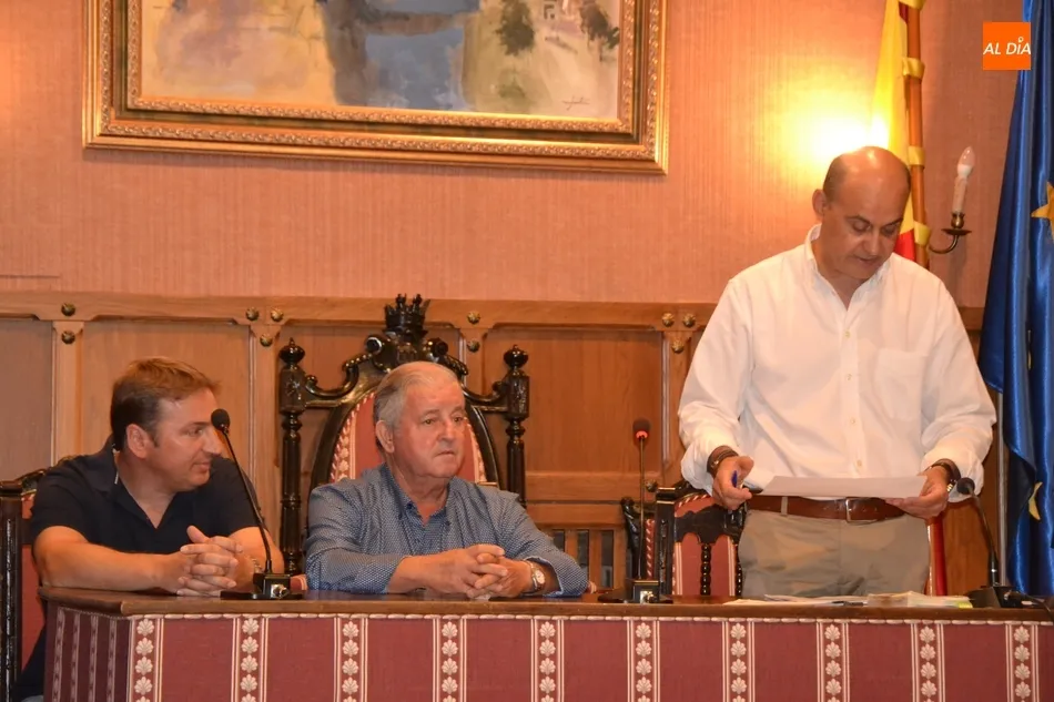 Mesa de Edad con los concejales de menor y mayor edad, junto al Secretario de la Mancomunidad