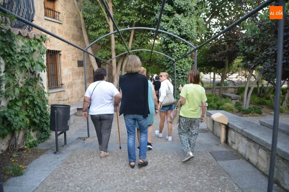 Foto 3 - La Semana de la Movilidad contin&uacute;a con un paseo guiado para personas mayores por los parques de...