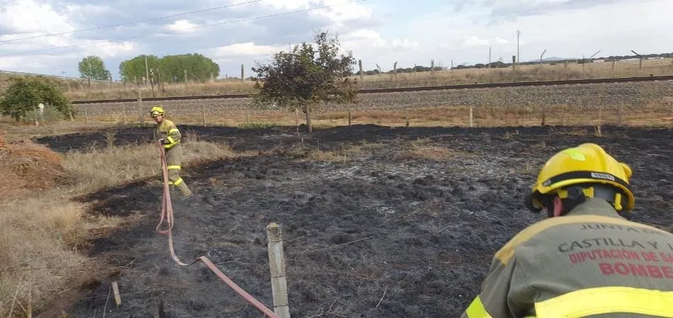 El tren provoca un incendio a la altura de Muñoz  