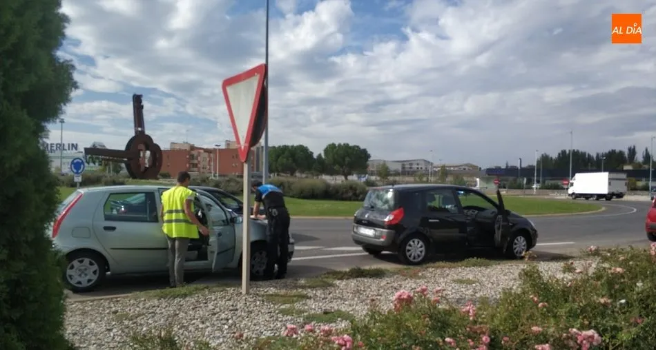 Colisión entre dos turismos en la rotonda junto a El Tormes. Foto: Lydia González