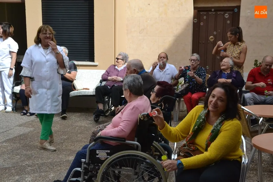 Residentes y trabajadores del Hospital de la Pasión conmemoran el Día Mundial del Alzheimer  