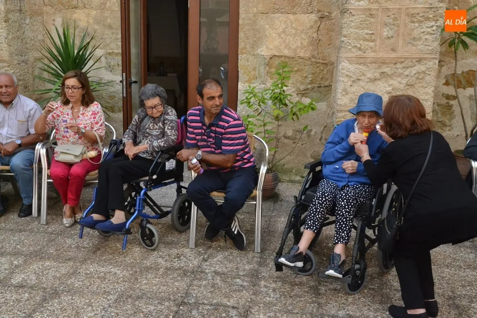 Foto 2 - Residentes y trabajadores del Hospital de la Pasi&oacute;n conmemoran el D&iacute;a Mundial del Alzheimer  