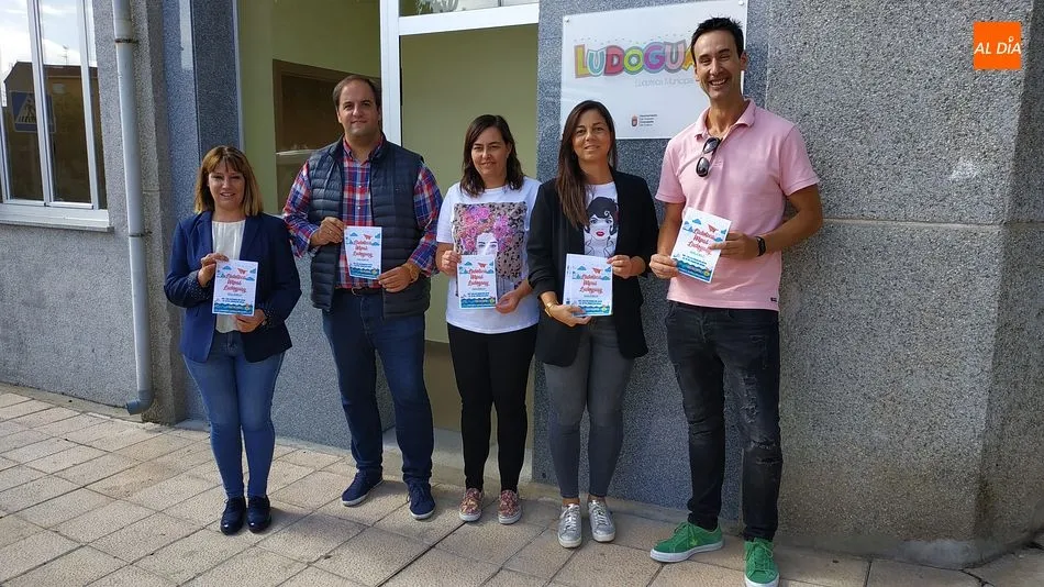 El alcalde, Roberto Martín, la concejala de Cultura, María Jesús Moro, y los técnicos de la Ludoteca Ludoguay de Guijuelo