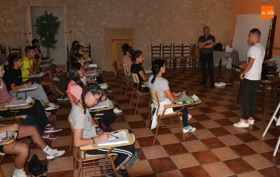 Foto 2 - Un total de 26 j&oacute;venes toman parte en el curso de monitor escolar de iniciaci&oacute;n  