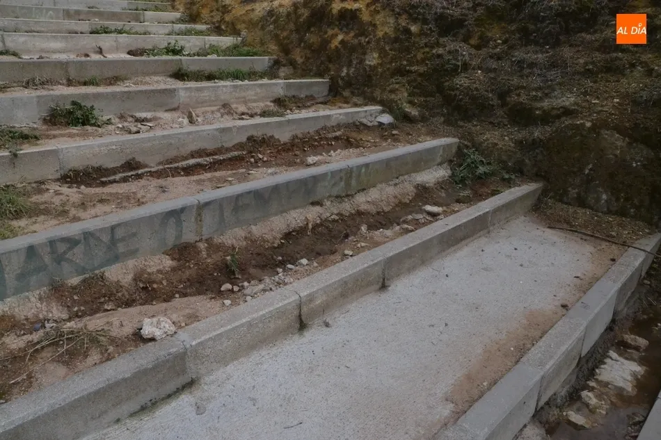 Foto 11 - Un tramo de escalones de la Cuesta de las Higueras, seriamente da&ntilde;ado tras la tormenta  