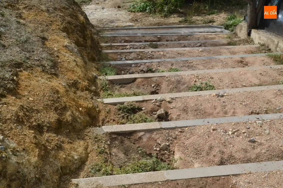 Foto 5 - Un tramo de escalones de la Cuesta de las Higueras, seriamente da&ntilde;ado tras la tormenta  