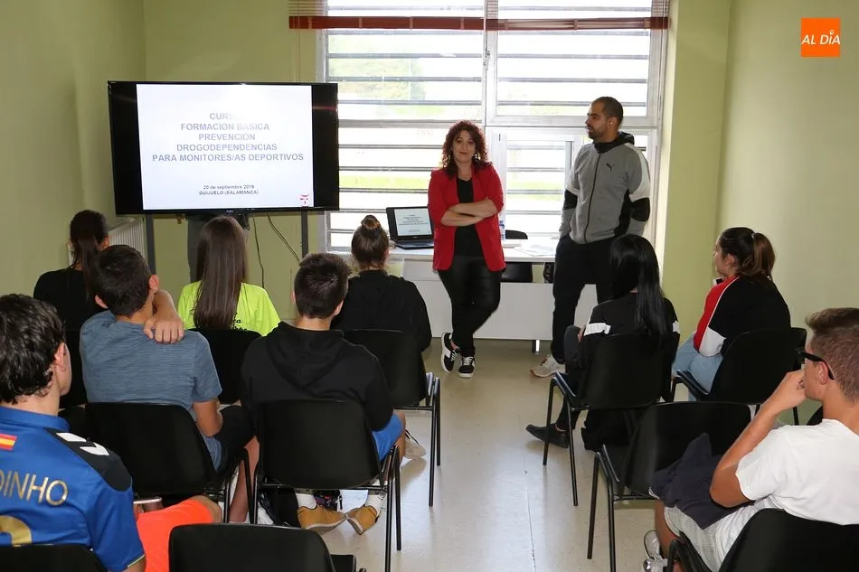 La psicóloga Vanessa Ramajo y el concejal de Deportes, Carlos Arasa, en el inicio de la sesión formativa sobre drogodependencias