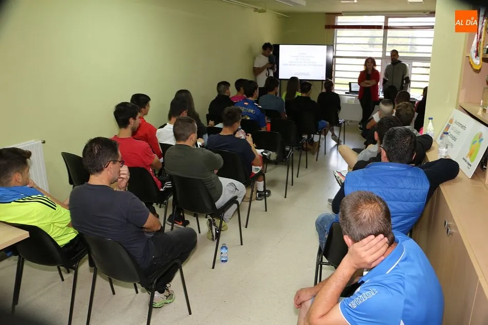 Foto 2 - Los monitores deportivos de Guijuelo se forman en prevenci&oacute;n de drogodependencias