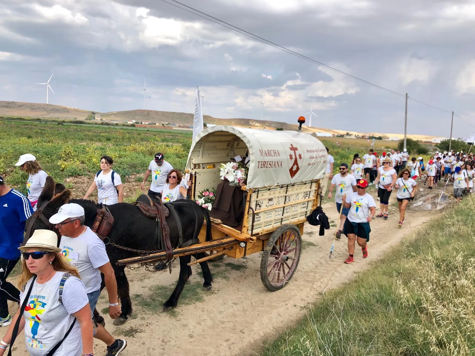 Los peregrinos de la Marcha Teresiana realizan el camino antes de llegar a Alba de Tormes