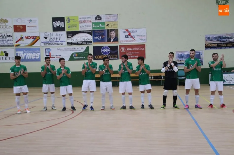 Jugadores del Piensos Durán Albense saludan al público
