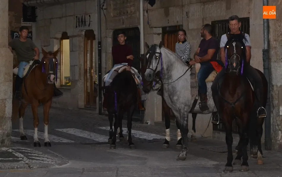 La Plaza Mayor se tiñe de violeta con presencia incluida de caballistas  