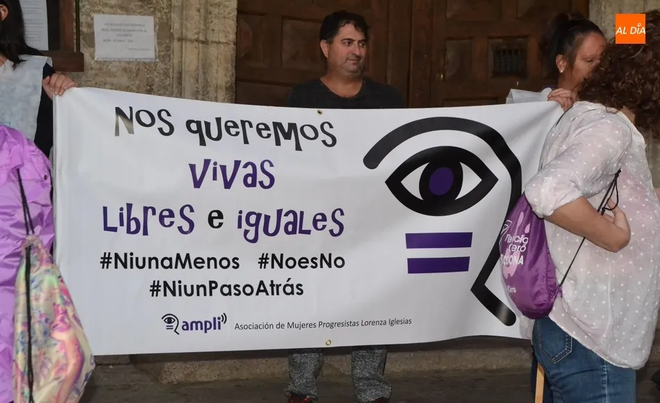 Foto 10 - La Plaza Mayor se ti&ntilde;e de violeta con presencia incluida de caballistas  