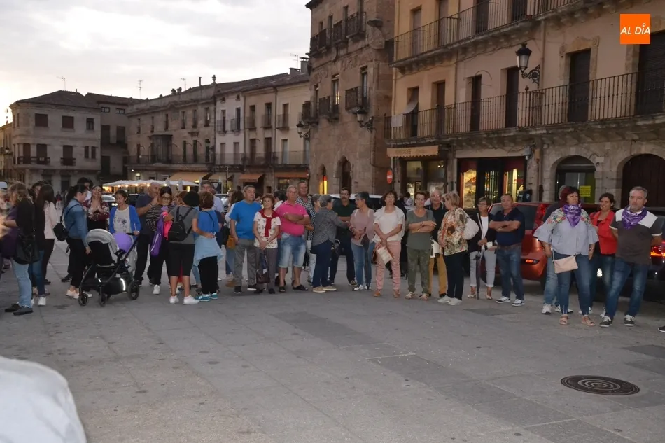 Foto 11 - La Plaza Mayor se ti&ntilde;e de violeta con presencia incluida de caballistas  