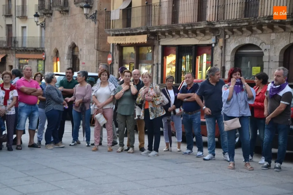 Foto 7 - La Plaza Mayor se ti&ntilde;e de violeta con presencia incluida de caballistas  