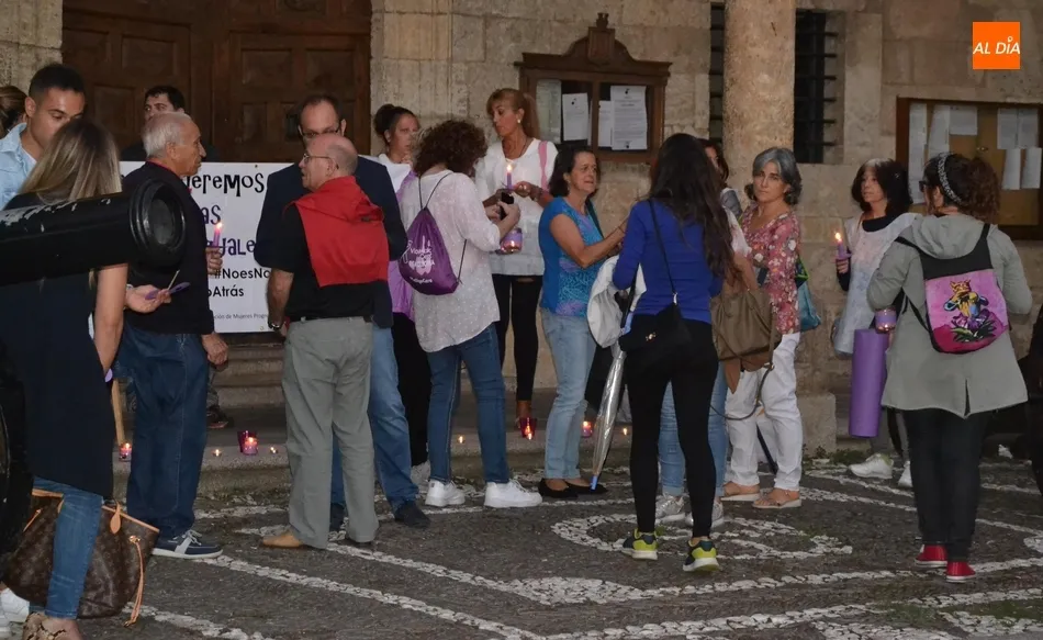 Foto 6 - La Plaza Mayor se ti&ntilde;e de violeta con presencia incluida de caballistas  